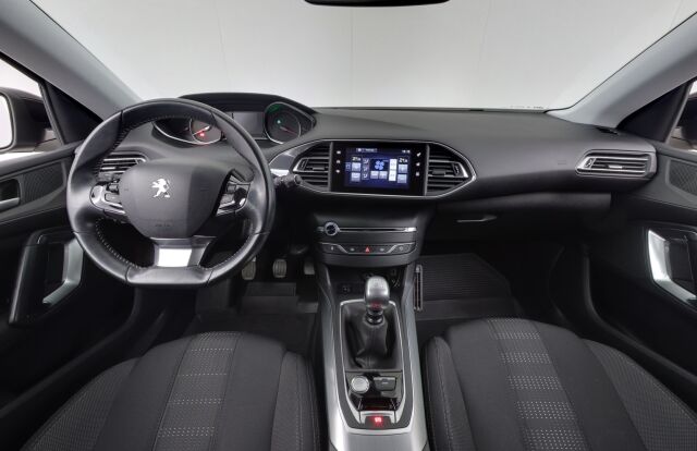 Peugeot 308 2016 Allure Edition PureTech 130 / Lohkolämmitin + sisäpistoke / Vakionopeudensäädin / Kahdet renkaat / Juuri huollettu