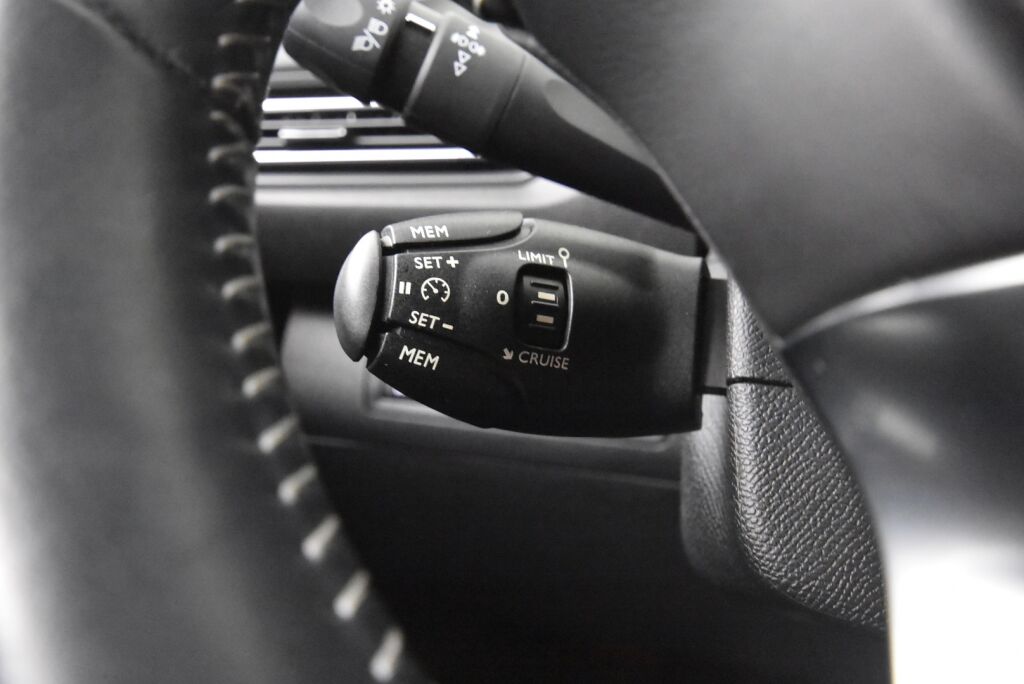 Peugeot 308 2016 Allure Edition PureTech 130 / Lohkolämmitin + sisäpistoke / Vakionopeudensäädin / Kahdet renkaat / Juuri huollettu
