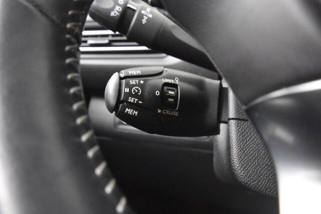 Peugeot 308 2016 Allure Edition PureTech 130 / Lohkolämmitin + sisäpistoke / Vakionopeudensäädin / Kahdet renkaat / Juuri huollettu