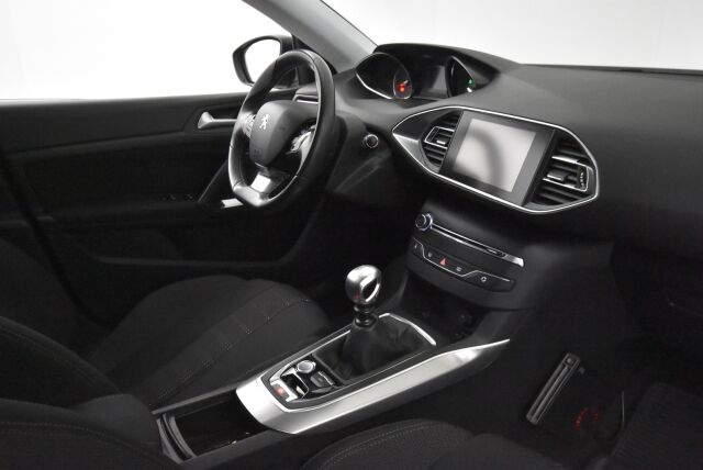 Peugeot 308 2016 Allure Edition PureTech 130 / Lohkolämmitin + sisäpistoke / Vakionopeudensäädin / Kahdet renkaat / Juuri huollettu