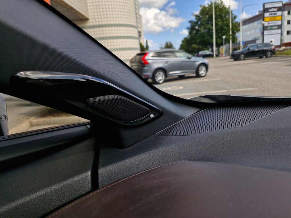 Toyota C-HR 2017 1,8 Hybrid Premium / JBL Audio / Kamera / Navi / Ratinlämmitin / Acc / Uudet kesärenkaat / Suomi auto / 2 omistajaa