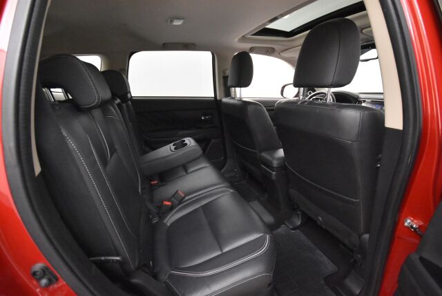 Mitsubishi Outlander PHEV 2016 Intense Business 4WD 5P / Blis / Vetokoukku / Adapt. vakkari / Kattoluukku