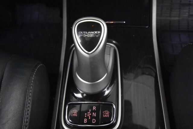 Mitsubishi Outlander PHEV 2016 Intense Business 4WD 5P / Blis / Vetokoukku / Adapt. vakkari / Kattoluukku