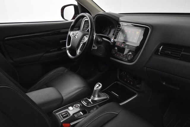 Mitsubishi Outlander PHEV 2016 Intense Business 4WD 5P / Blis / Vetokoukku / Adapt. vakkari / Kattoluukku