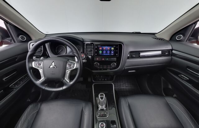 Mitsubishi Outlander PHEV 2016 Intense Business 4WD 5P / Blis / Vetokoukku / Adapt. vakkari / Kattoluukku
