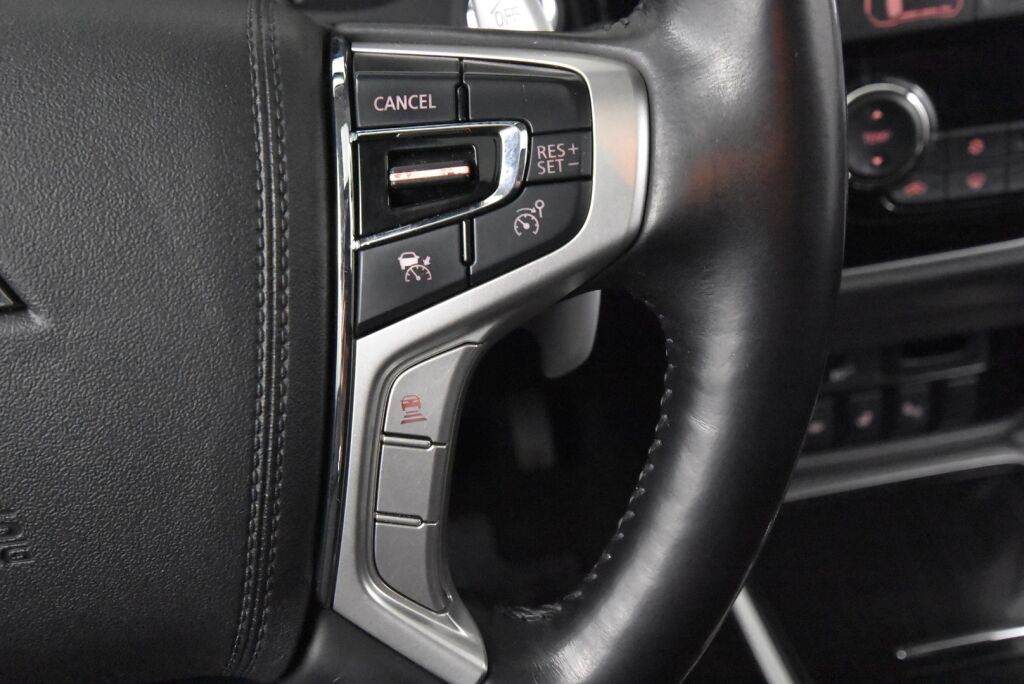 Mitsubishi Outlander PHEV 2016 Intense Business 4WD 5P / Blis / Vetokoukku / Adapt. vakkari / Kattoluukku