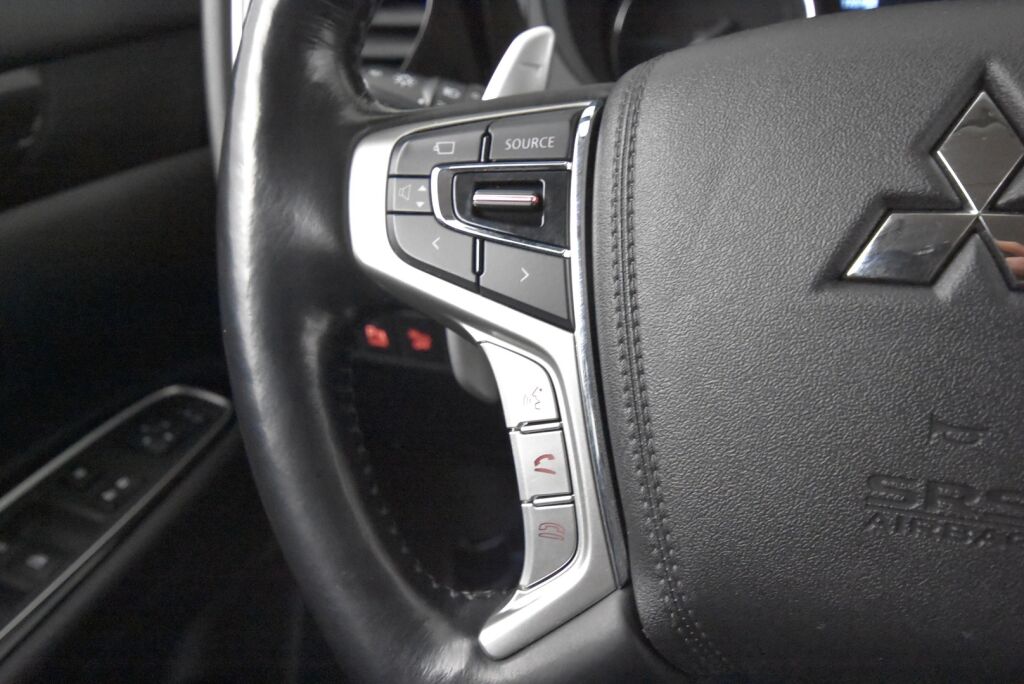 Mitsubishi Outlander PHEV 2017 Instyle Navi 4WD 5P / 360 kamera / Nahkaverhoilu / Navigointi / Sähkökontti