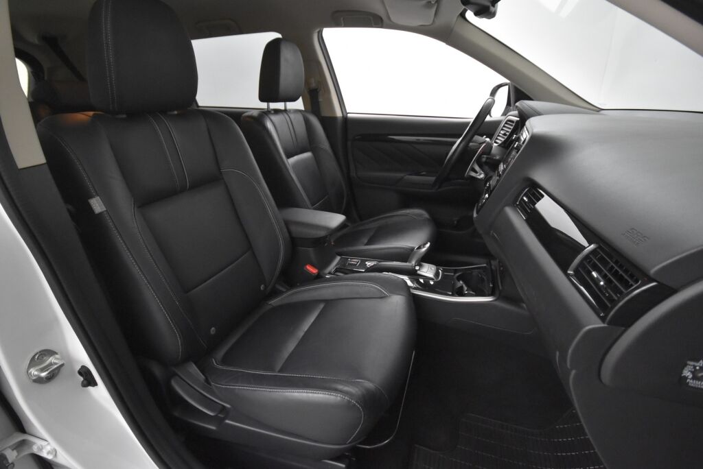 Mitsubishi Outlander PHEV 2017 Instyle Navi 4WD 5P / 360 kamera / Nahkaverhoilu / Navigointi / Sähkökontti