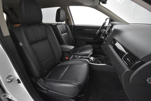 Mitsubishi Outlander PHEV 2017 Instyle Navi 4WD 5P / 360 kamera / Nahkaverhoilu / Navigointi / Sähkökontti