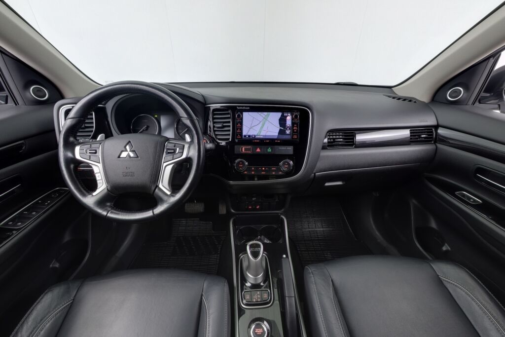 Mitsubishi Outlander PHEV 2017 Instyle Navi 4WD 5P / 360 kamera / Nahkaverhoilu / Navigointi / Sähkökontti