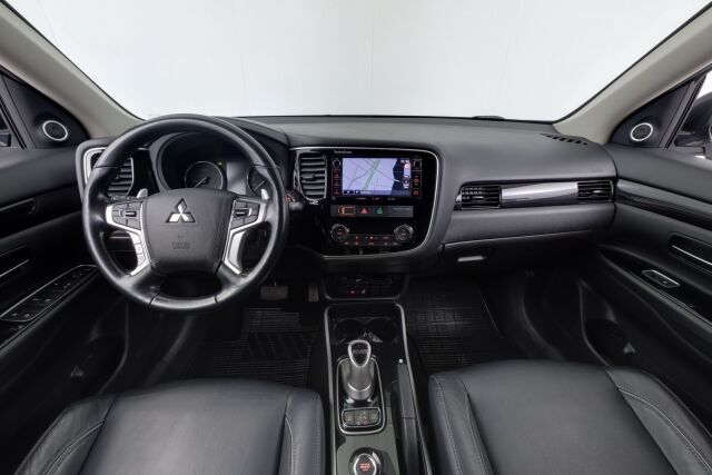 Mitsubishi Outlander PHEV 2017 Instyle Navi 4WD 5P / 360 kamera / Nahkaverhoilu / Navigointi / Sähkökontti