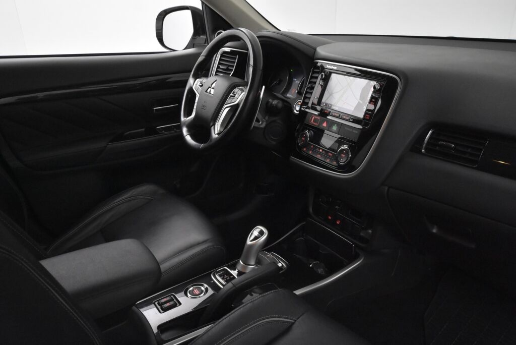 Mitsubishi Outlander PHEV 2017 Instyle Navi 4WD 5P / 360 kamera / Nahkaverhoilu / Navigointi / Sähkökontti