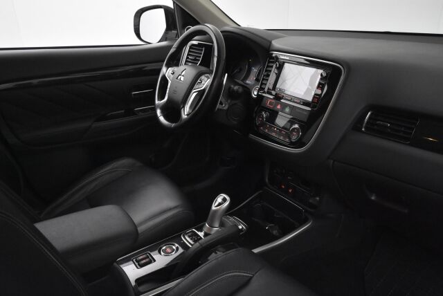 Mitsubishi Outlander PHEV 2017 Instyle Navi 4WD 5P / 360 kamera / Nahkaverhoilu / Navigointi / Sähkökontti