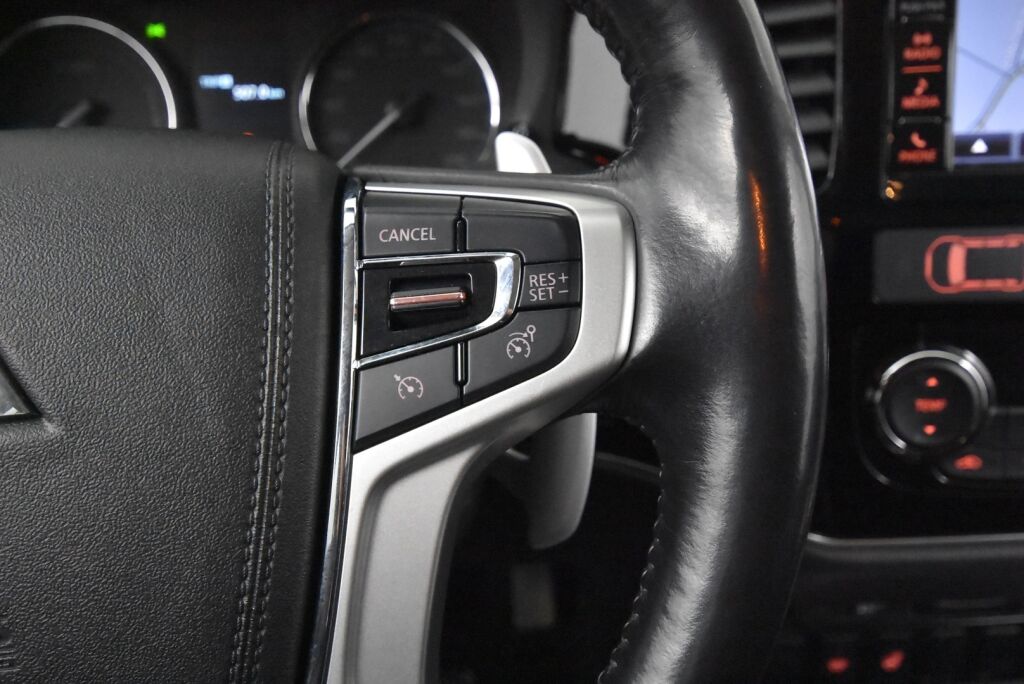 Mitsubishi Outlander PHEV 2017 Instyle Navi 4WD 5P / 360 kamera / Nahkaverhoilu / Navigointi / Sähkökontti