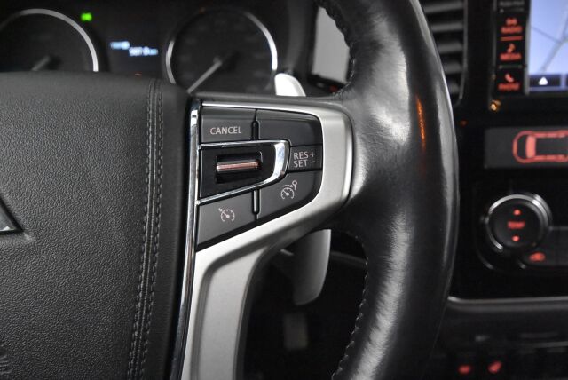 Mitsubishi Outlander PHEV 2017 Instyle Navi 4WD 5P / 360 kamera / Nahkaverhoilu / Navigointi / Sähkökontti