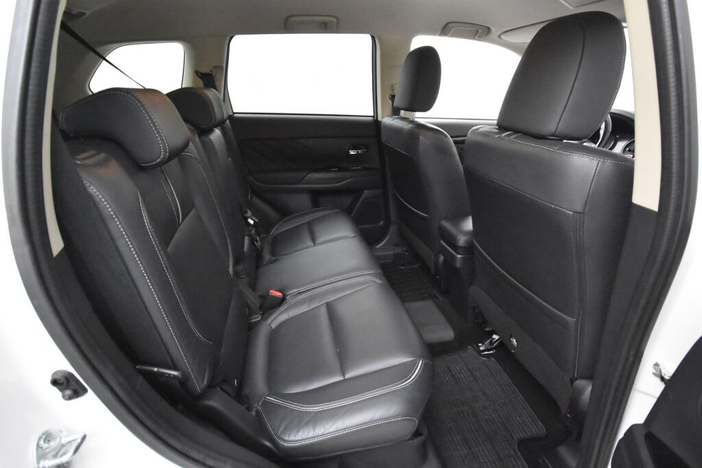 Mitsubishi Outlander PHEV 2017 Instyle Navi 4WD 5P / 360 kamera / Nahkaverhoilu / Navigointi / Sähkökontti