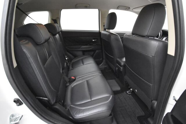 Mitsubishi Outlander PHEV 2017 Instyle Navi 4WD 5P / 360 kamera / Nahkaverhoilu / Navigointi / Sähkökontti