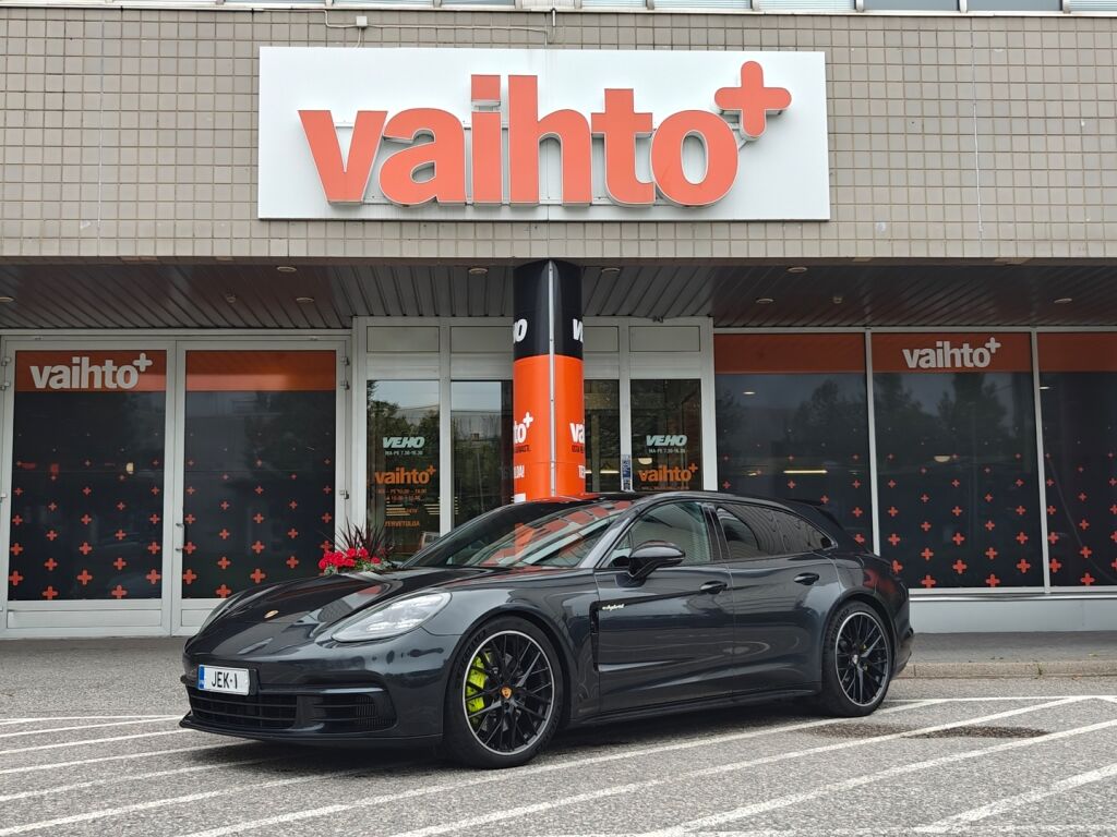 Porsche Panamera 2018 4 E-Hybrid Sport Turismo / Burmester High End / Sport Putkisto / Nelipyöräohjaus / 18-Suuntaiset istuimet