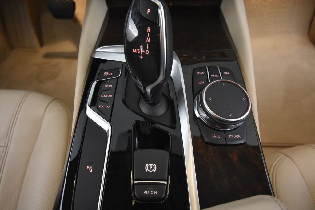 BMW 530 2017 G30 530i A xDrive Business Comfort / HUD / Koukku / Driving Assistant Plus / Pro navi / Hifit / 1 om Suomi auto / Kamera