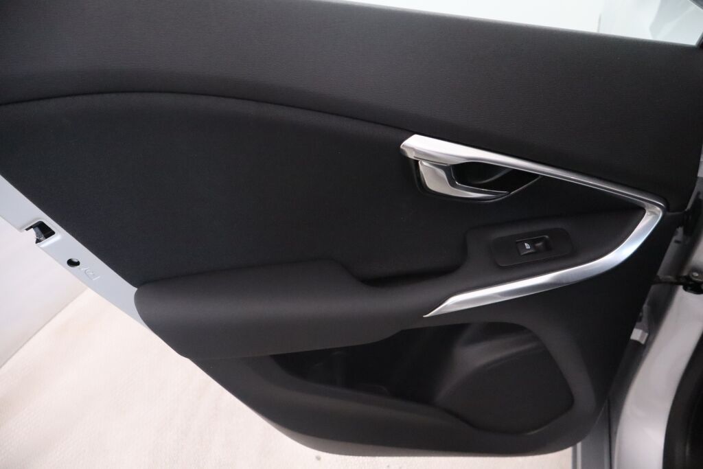 Volvo V40 2018 T2 Business aut / Suomiauto / Webasto / Tutka taakse