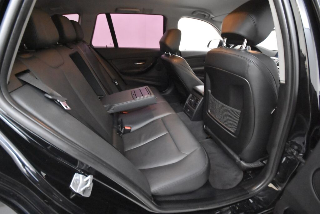 BMW 320 2019 F31 Touring 320i A xDrive Business Exclusive / Webasto / Koukku / Sporttipenkti / Nahkasisusta / Black Panel / Pro navi