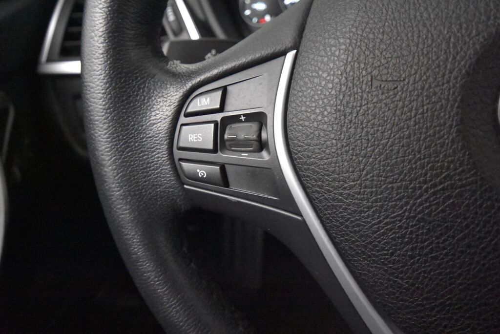 BMW 320 2019 F31 Touring 320i A xDrive Business Exclusive / Webasto / Koukku / Sporttipenkti / Nahkasisusta / Black Panel / Pro navi