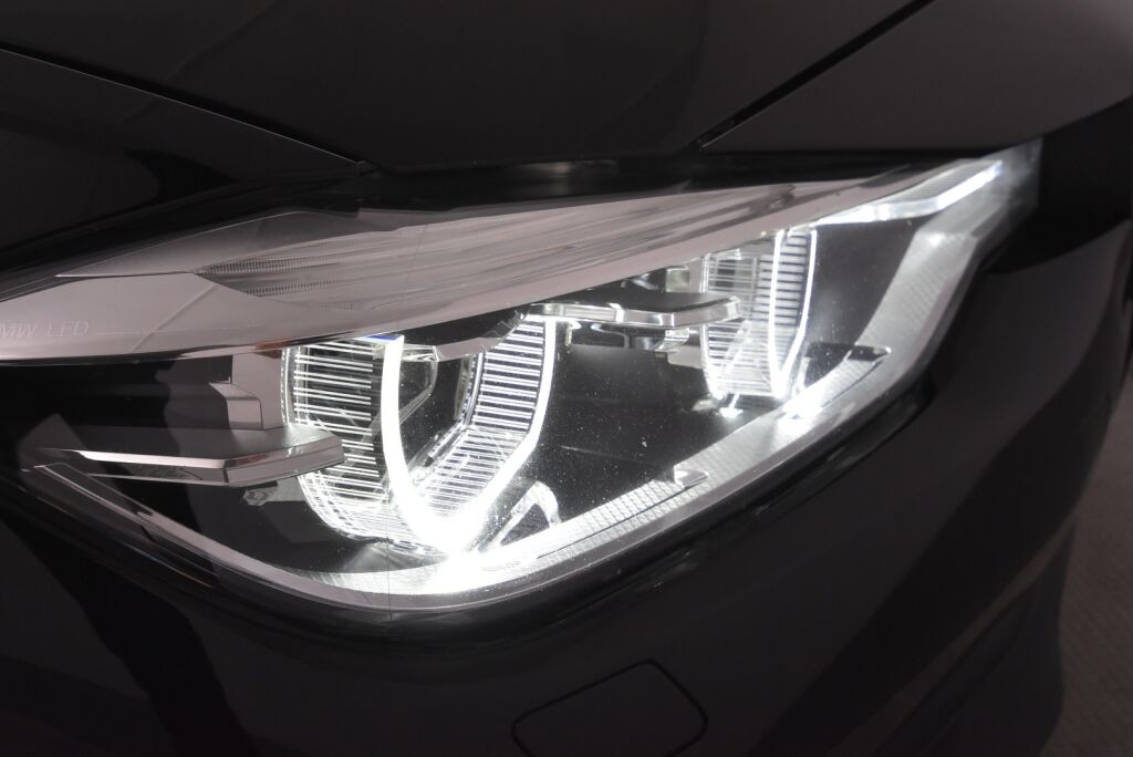 BMW 320 2019 F31 Touring 320i A xDrive Business Exclusive / Webasto / Koukku / Sporttipenkti / Nahkasisusta / Black Panel / Pro navi