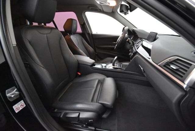 BMW 320 2019 F31 Touring 320i A xDrive Business Exclusive / Webasto / Koukku / Sporttipenkti / Nahkasisusta / Black Panel / Pro navi