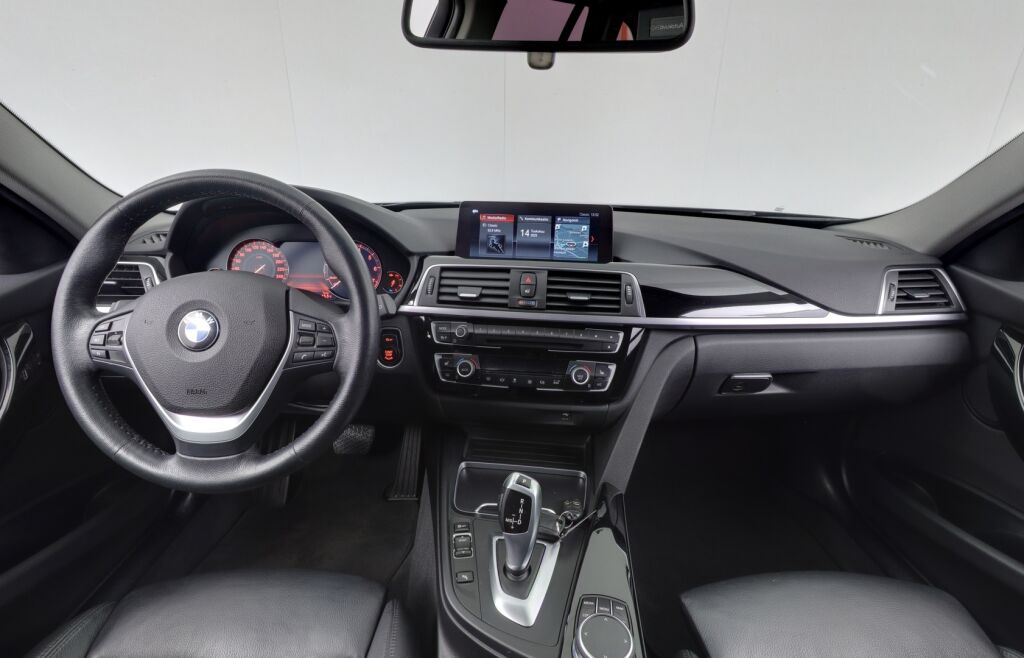 BMW 320 2019 F31 Touring 320i A xDrive Business Exclusive / Webasto / Koukku / Sporttipenkti / Nahkasisusta / Black Panel / Pro navi