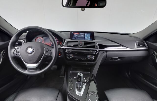 BMW 320 2019 F31 Touring 320i A xDrive Business Exclusive / Webasto / Koukku / Sporttipenkti / Nahkasisusta / Black Panel / Pro navi