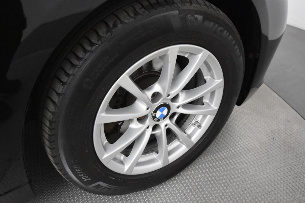 BMW 320 2019 F31 Touring 320i A xDrive Business Exclusive / Webasto / Koukku / Sporttipenkti / Nahkasisusta / Black Panel / Pro navi