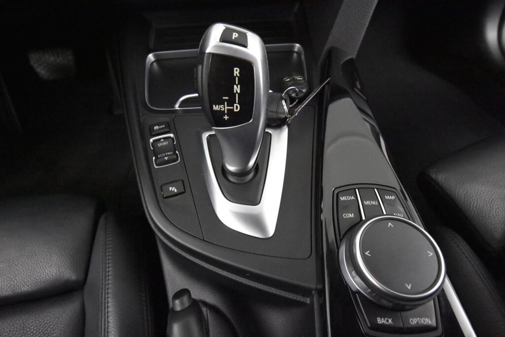 BMW 320 2019 F31 Touring 320i A xDrive Business Exclusive / Webasto / Koukku / Sporttipenkti / Nahkasisusta / Black Panel / Pro navi