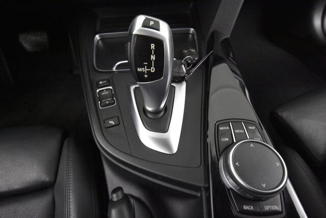 BMW 320 2019 F31 Touring 320i A xDrive Business Exclusive / Webasto / Koukku / Sporttipenkti / Nahkasisusta / Black Panel / Pro navi