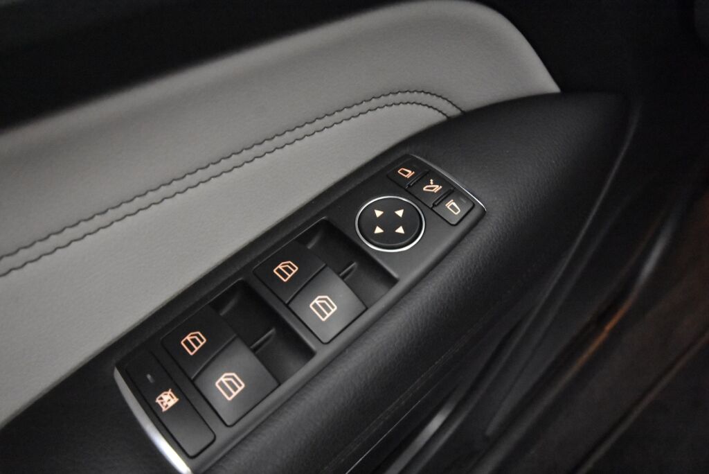 Mercedes-Benz E 2013 250 BE Cabriolet A / ILS / Harman Kardon / Nahkasisusta / Airscarf / Juuri huollettu