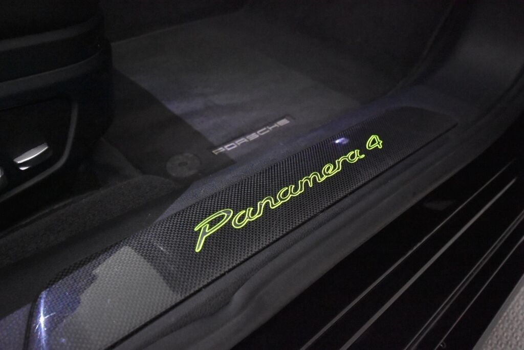 Porsche Panamera 2017 4 E-Hybrid PDK SportDesign / Nelipyöräohjaus / Alcantara katto / Sportputkisto / Matrix LED / 14-suunt. istuimet / Carbon paketti - RAHOITUS TÄHÄN AUTOON VAIN 3.99% - 