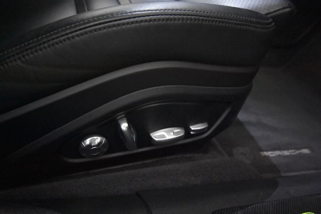 Porsche Panamera 2017 4 E-Hybrid PDK SportDesign / Nelipyöräohjaus / Alcantara katto / Sportputkisto / Matrix LED / 14-suunt. istuimet / Carbon paketti - RAHOITUS TÄHÄN AUTOON VAIN 3.99% - 