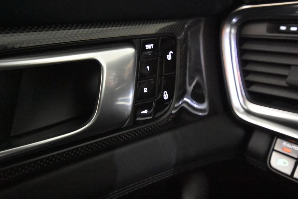 Porsche Panamera 2017 4 E-Hybrid PDK SportDesign / Nelipyöräohjaus / Alcantara katto / Sportputkisto / Matrix LED / 14-suunt. istuimet / Carbon paketti - RAHOITUS TÄHÄN AUTOON VAIN 3.99% - 