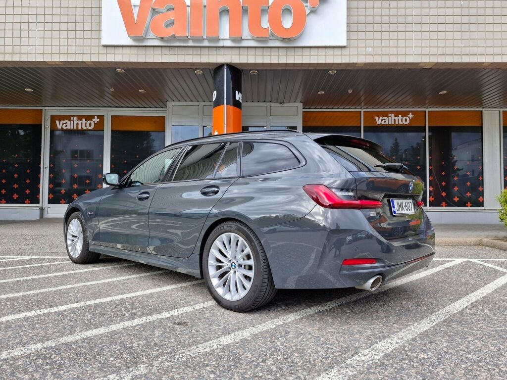 BMW 330 2023 G21 LCI Touring 330e xDrive A Charged Edition / Acc / Urheiluistuimet / Individual väri / Comfort access / Bliss