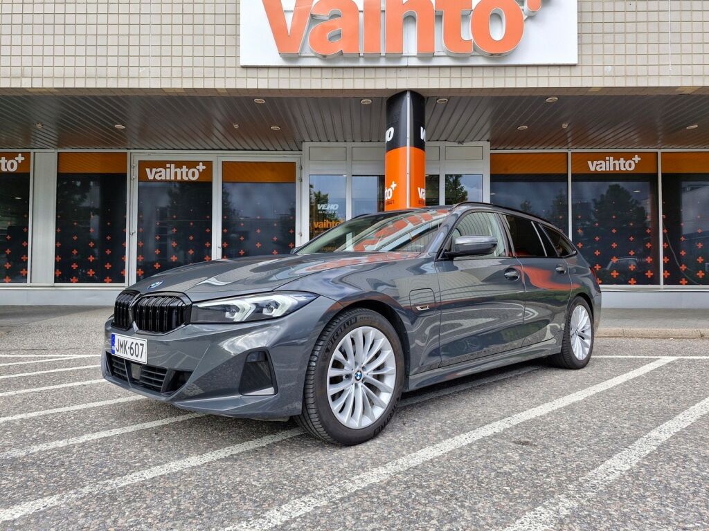 BMW 330 2023 G21 LCI Touring 330e xDrive A Charged Edition / Acc / Urheiluistuimet / Individual väri / Comfort access / Bliss
