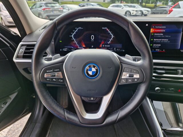 BMW 330 2023 G21 LCI Touring 330e xDrive A Charged Edition / Acc / Urheiluistuimet / Individual väri / Comfort access / Bliss