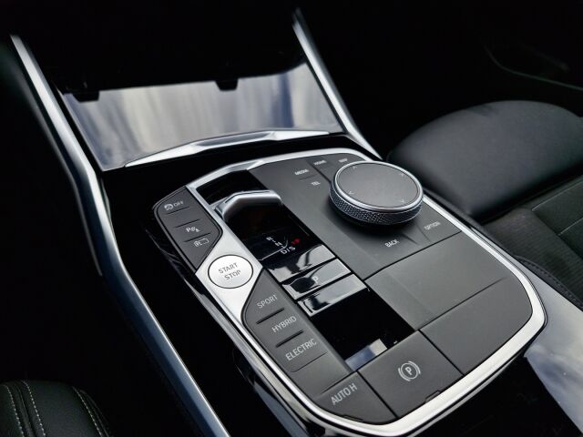 BMW 330 2023 G21 LCI Touring 330e xDrive A Charged Edition / Acc / Urheiluistuimet / Individual väri / Comfort access / Bliss