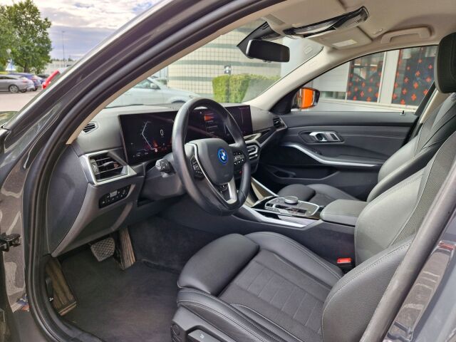 BMW 330 2023 G21 LCI Touring 330e xDrive A Charged Edition / Acc / Urheiluistuimet / Individual väri / Comfort access / Bliss
