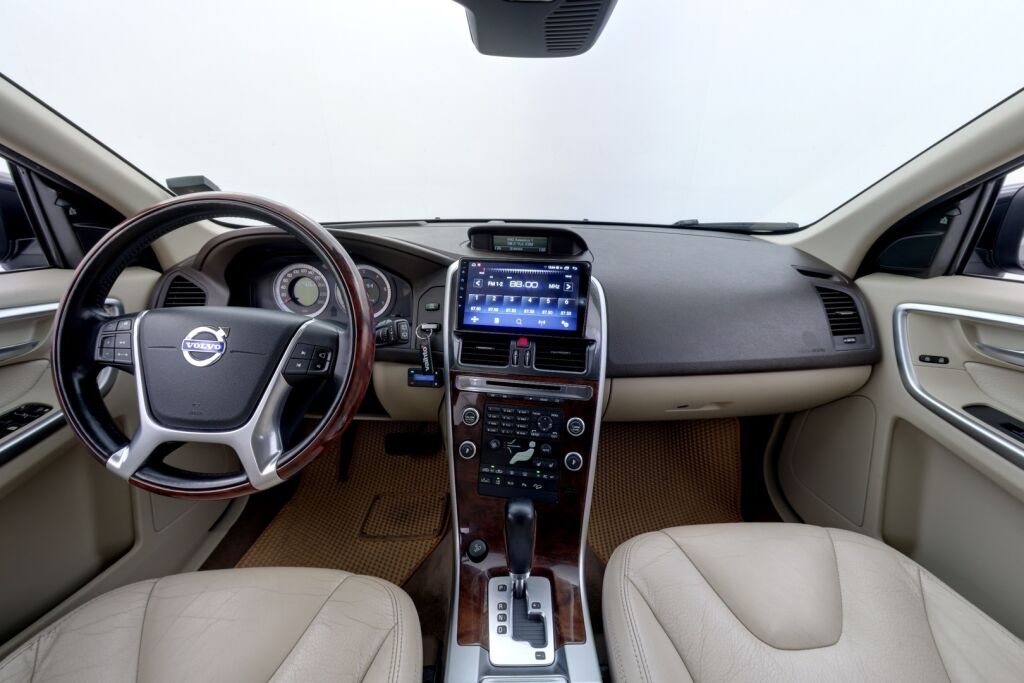 Volvo XC60 2009 D5 AWD Summum Business aut / Jakohihna juuri tehty! / ACC / BLIS / Kamera / Muistinahat / Vetokoukku