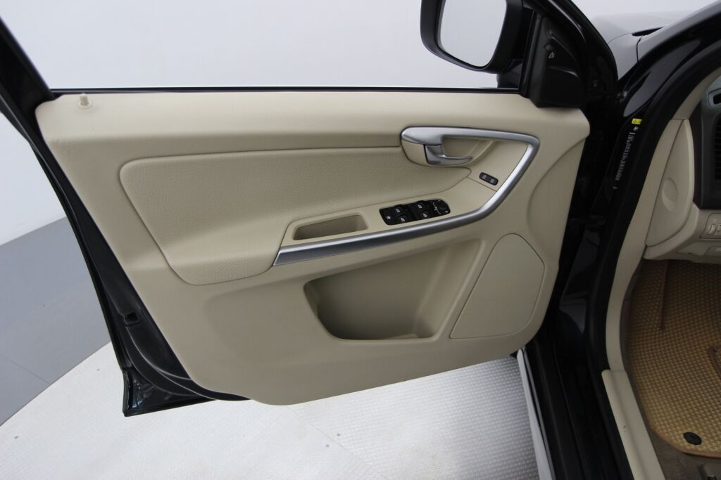 Volvo XC60 2009 D5 AWD Summum Business aut / Jakohihna juuri tehty! / ACC / BLIS / Kamera / Muistinahat / Vetokoukku