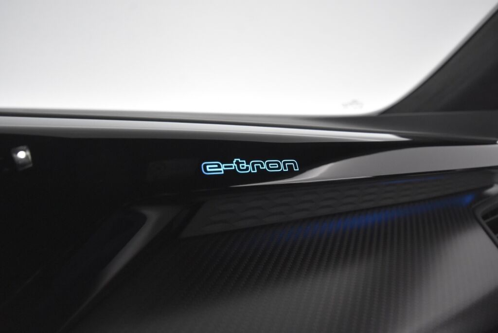 Audi E-TRON GT RS 2021 quattro / ACC / B&O 3D / Hierovat RS penkit / Yönäkö / Matrix Laser / HUD / Nelipyöräohjaus / Ilmastoidut etuistuimet