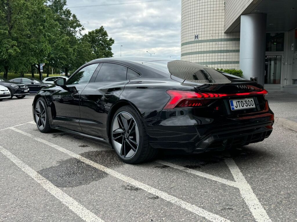 Audi E-TRON GT RS 2021 quattro / ACC / B&O 3D / Hierovat RS penkit / Yönäkö / Matrix Laser / HUD / Nelipyöräohjaus / Ilmastoidut etuistuimet