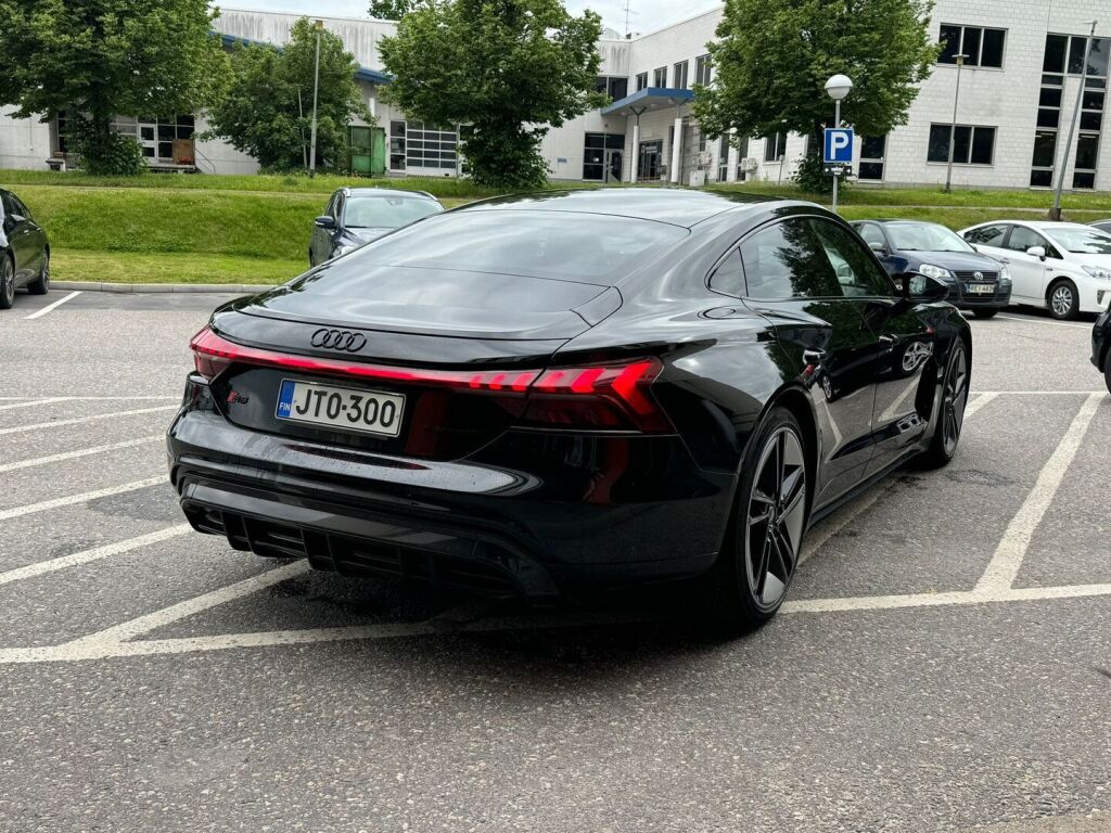 Audi E-TRON GT RS 2021 quattro / ACC / B&O 3D / Hierovat RS penkit / Yönäkö / Matrix Laser / HUD / Nelipyöräohjaus / Ilmastoidut etuistuimet