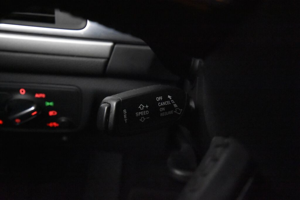 Audi A6 2011 Avant 3,0 V6 TDI 180 kW quattro S-tronic Start-Stop / Vetokoukku / Lohkolämmitin+sisäpistoke / Lisävalot / Uudet kesärenkaat