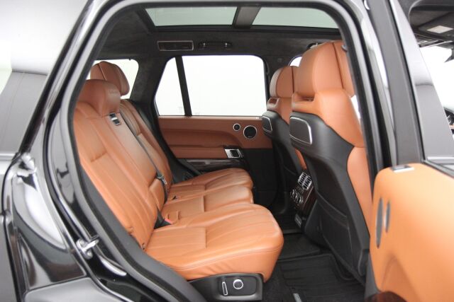 Land Rover Range Rover 2017 SDV8 Autobiography / Panorama / ACC / Istuinviilennys / Meridian® / Nahat / - Tämä ja n.100 muuta ajoneuvoa myynnissä Raisiossa – löydä oma kulkuneuvosi tänään! Ota rohkeasti yhteyttä Vaihtoplus-myyntiin: 010 569 6211!