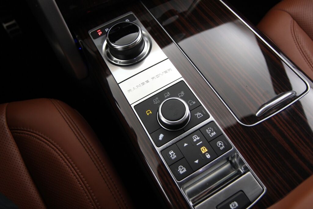 Land Rover Range Rover 2017 SDV8 Autobiography / Panorama / ACC / Istuinviilennys / Meridian® / Nahat / - Tämä ja n.100 muuta ajoneuvoa myynnissä Raisiossa – löydä oma kulkuneuvosi tänään! Ota rohkeasti yhteyttä Vaihtoplus-myyntiin: 010 569 6211!
